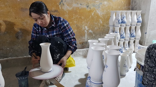 bat trang pottery village